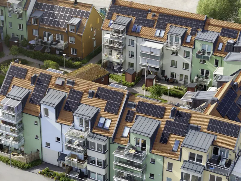 Ensemble de bâtiments couverts de panneaux solaires — en Bretagne