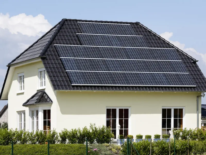 Maison avec panneaux photovoltaïques en toiture — en Normandie