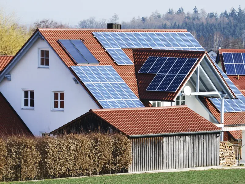 Panneaux solaires sur toiture en tuiles — en Normandie
