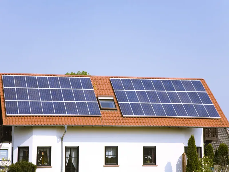 Installation photovoltaïque sur un toit de maison — en Normandie