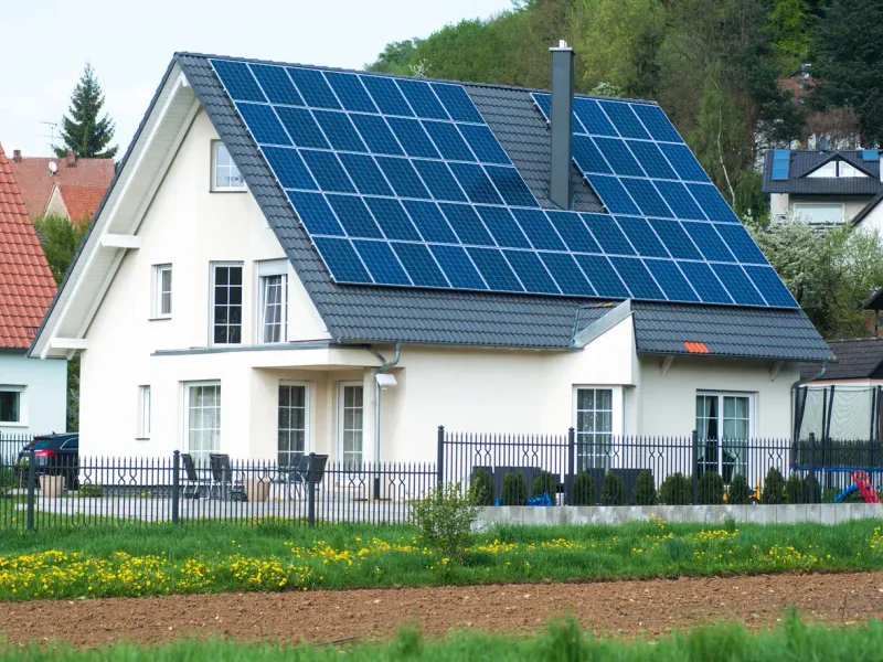 Maison individuelle équipée de panneaux solaires — en Normandie