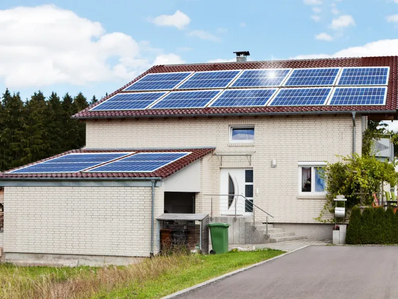 Panneaux photovoltaïques sur maison et garage — en Normandie