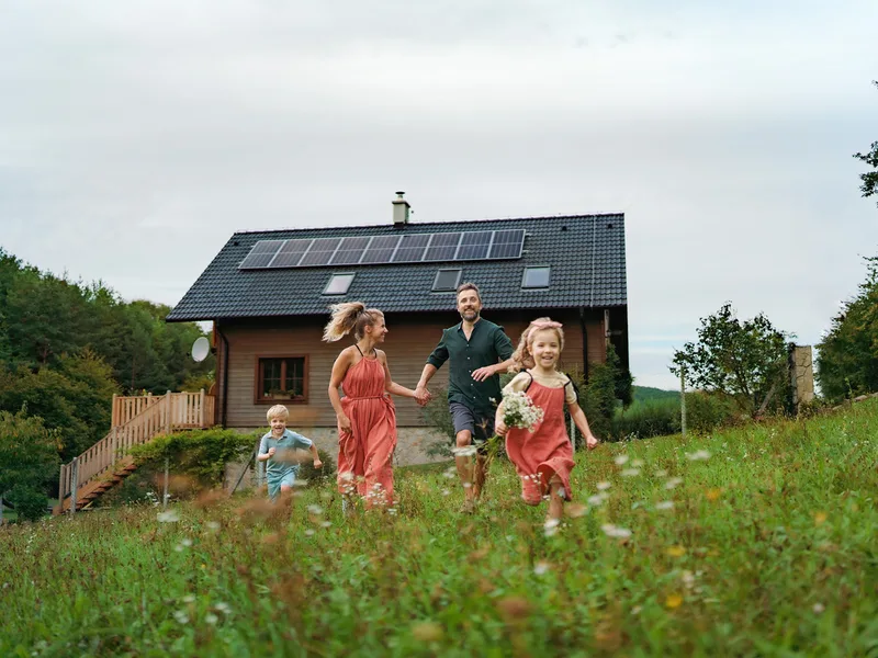 Maison à énergie solaire, panneaux en toiture — en Normandie