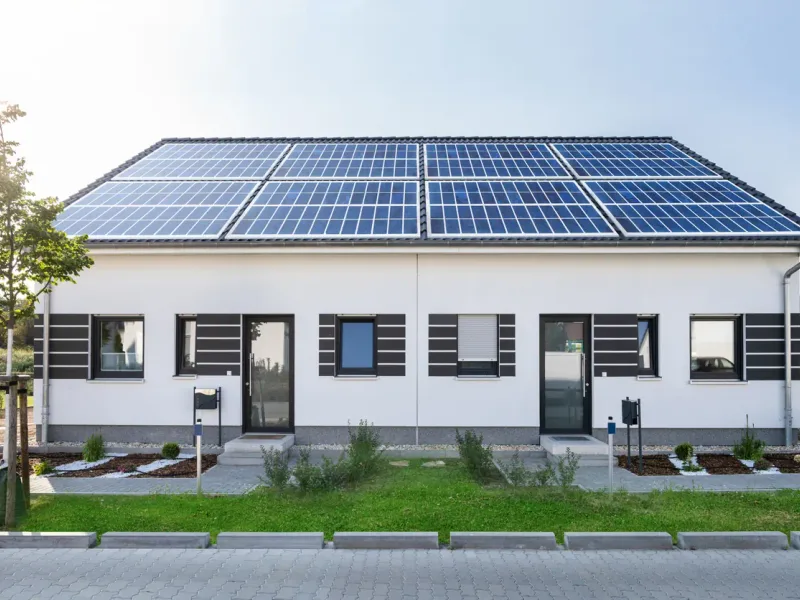 Panneaux photovoltaïques sur toit d’une maison — en Normandie