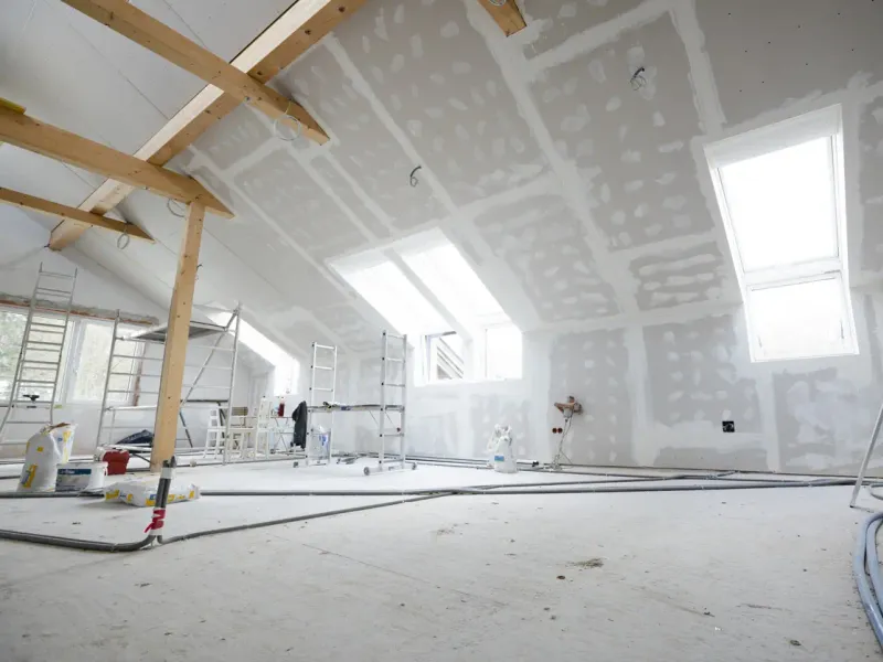 Comble aménagé, rampants doublés en plaque de plâtre — en Bretagne
