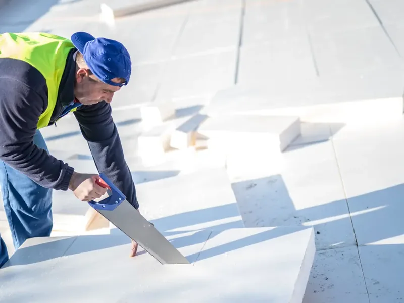 Rénovation globale d'EHPAD dans la Charente — Pose d'un isolant sur toiture-terrasse d'établissement