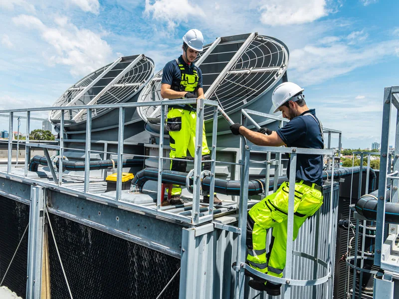 Rénovation globale d'EHPAD dans la Charente — Techniciens intervenant sur des groupes froids installés en toiture d'établissement