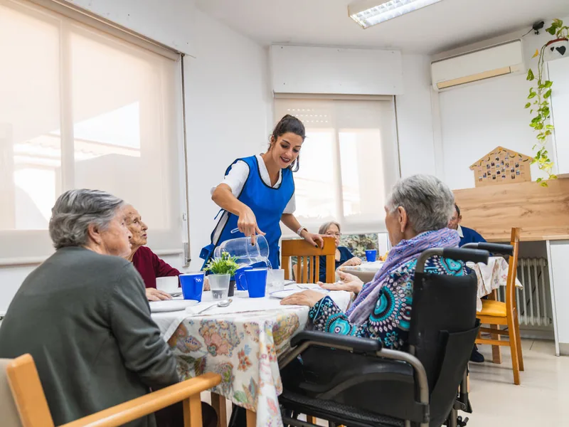 Rénovation globale d'EHPAD dans la Charente — Service en salle à manger tempérée auprès des résidents