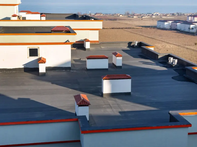 Toiture-terrasse étanchée d’un immeuble — en Corse