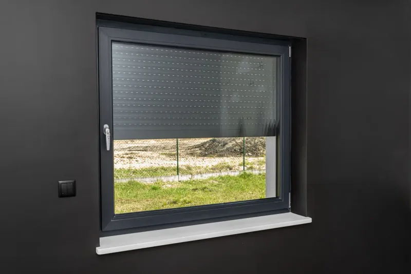 Volet roulant de fenêtre en aluminium gris — en Bretagne