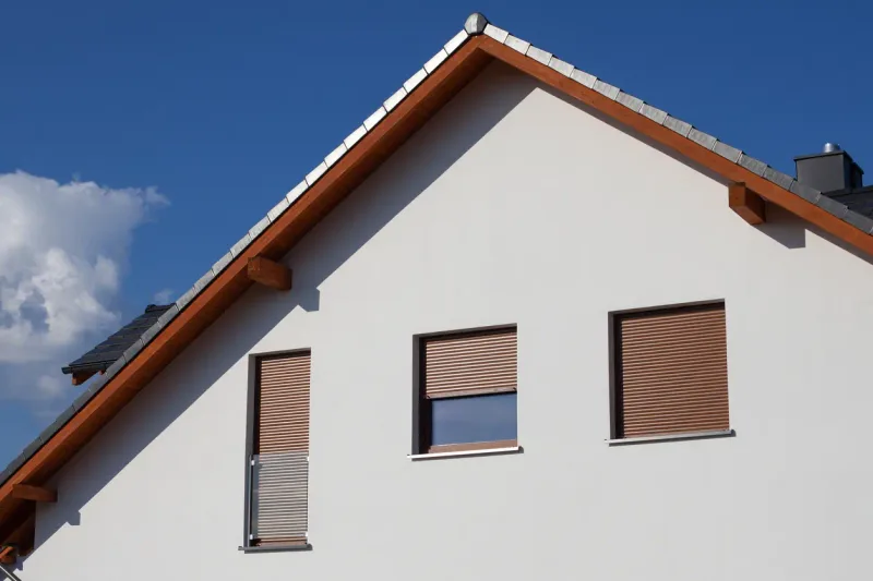 Volets roulants bruns sur un pignon de maison — en Bretagne