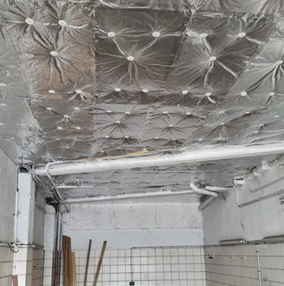 Plafond de sous-sol non chauffé isolé par panneaux rigides