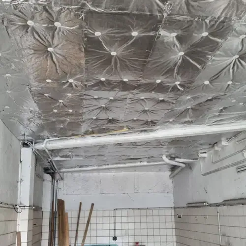 Sous-face de plancher bas isolée et finie dans un local non chauffé