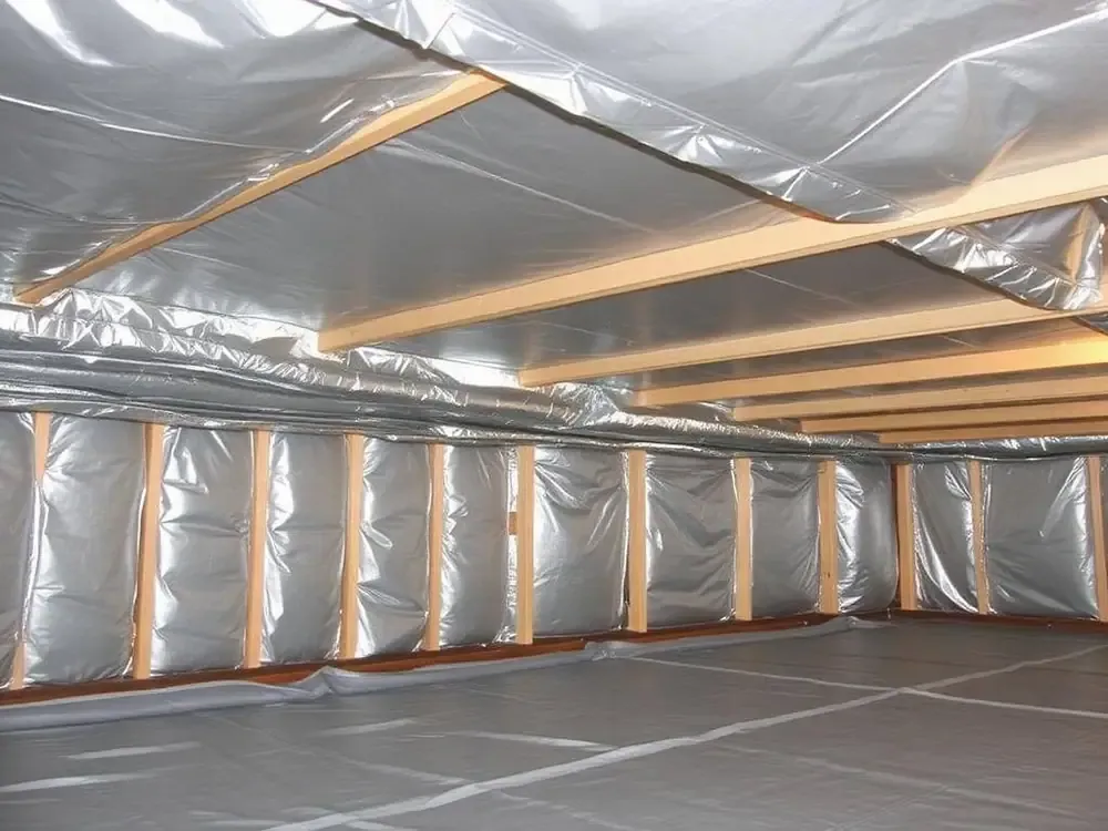 Projection de mousse isolante en sous-face de plancher dans un vide sanitaire bas