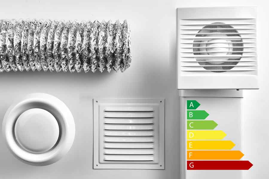 Composants de ventilation d'un logement présentés à côté d'une étiquette de classe énergétique
