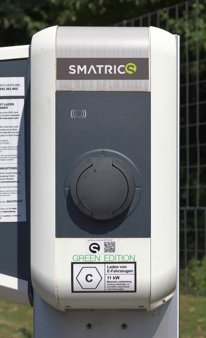 Boîtier de recharge mural installé sur un emplacement de parking
