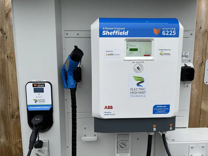 Station de recharge extérieure à deux points de charge