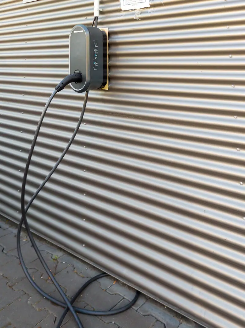 Station de recharge pour véhicules électriques installée en voirie urbaine