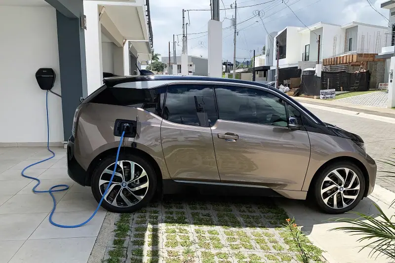 Véhicule électrique en charge au domicile, câble raccordé à la borne