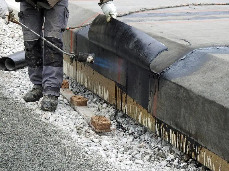 Soudure au chalumeau d'un lé de membrane d'étanchéité