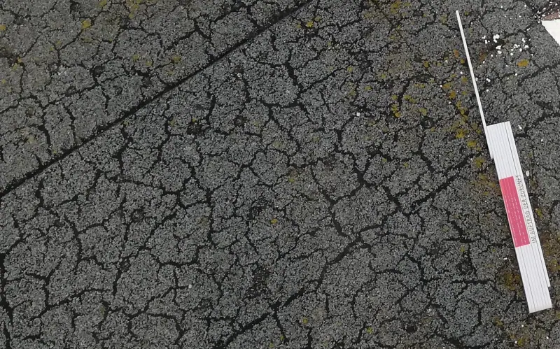 Membrane d'étanchéité vieillie présentant des fissures de surface