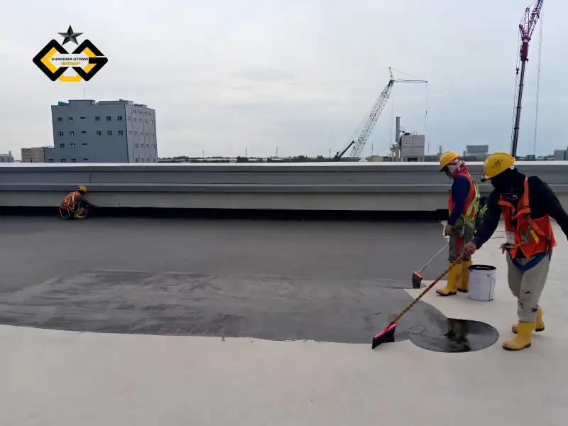 Application d'un système d'étanchéité liquide sur une dalle béton