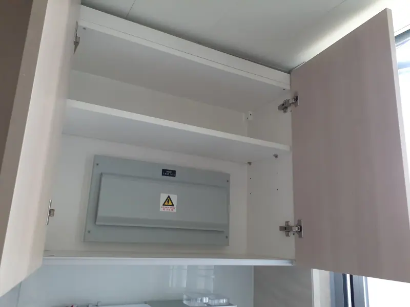 Disjoncteurs divisionnaires alignés dans le tableau d'un logement