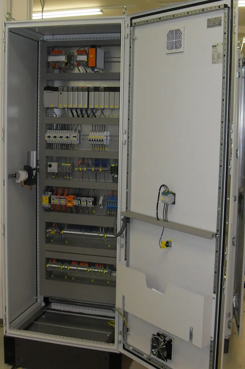 Tableau électrique ouvert laissant apparaître le câblage intérieur
