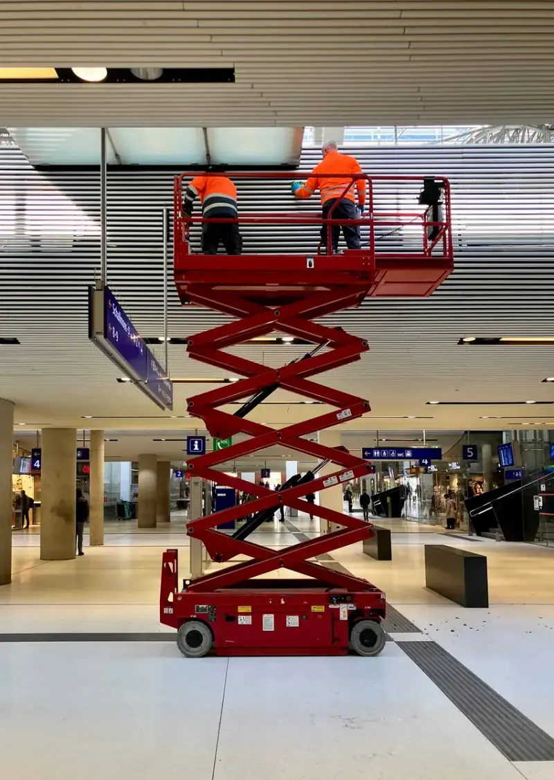 Travaux de nettoyage réalisés sur une grande toiture de bâtiment public