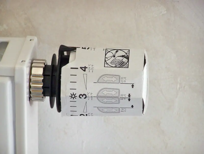 Robinet thermostatique monté sur un radiateur