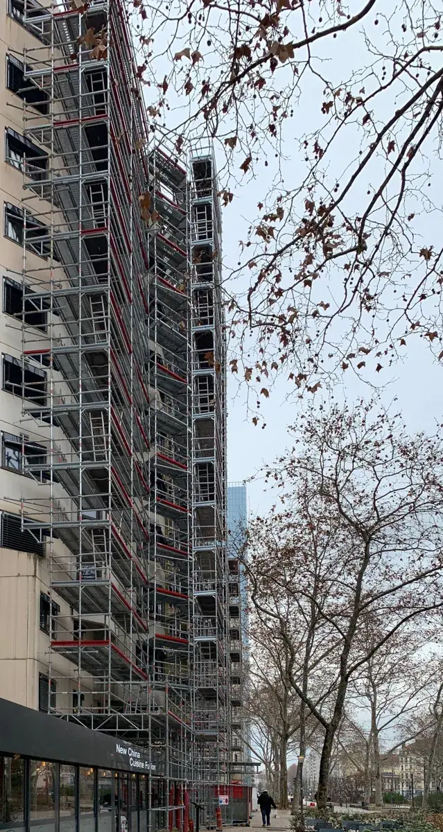 Échafaudage monté sur la façade d'un immeuble pour un ravalement