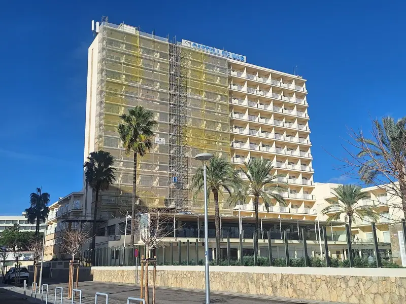 Bâtiment collectif dont la façade vient d'être rénovée