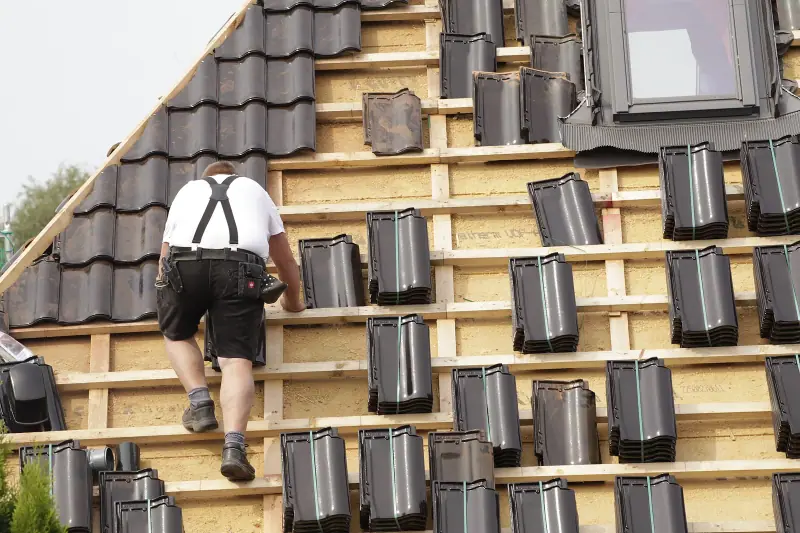 Chantier de couverture avec toiture partiellement déposée