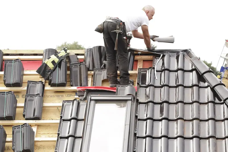 Tuiles neuves posées sur une toiture rénovée