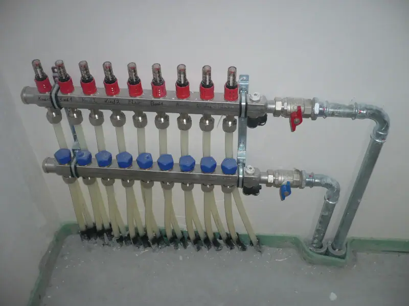 Collecteur de distribution de chauffage raccordé à ses départs