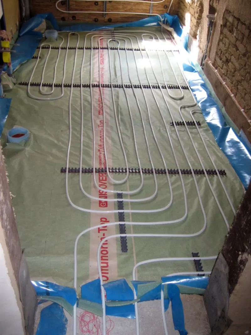 Tube de chauffage fixé au support avant enrobage