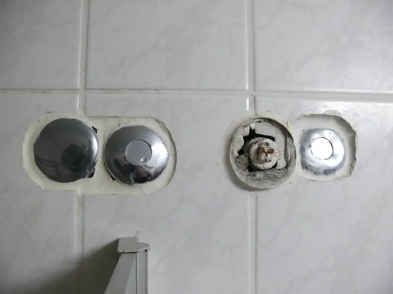 Attentes d'eau et d'évacuation prévues pour une machine à laver