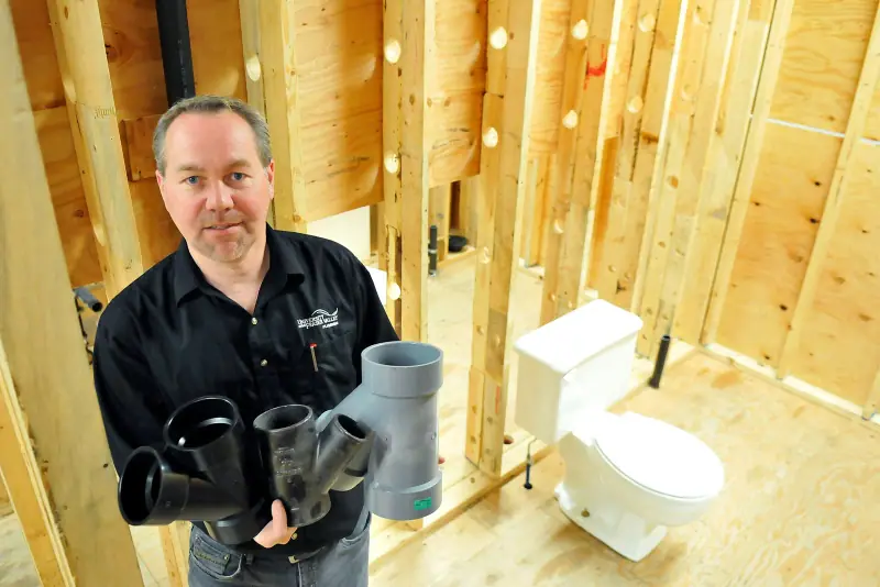 Réseau d'alimentation en eau en cours de pose sur un chantier