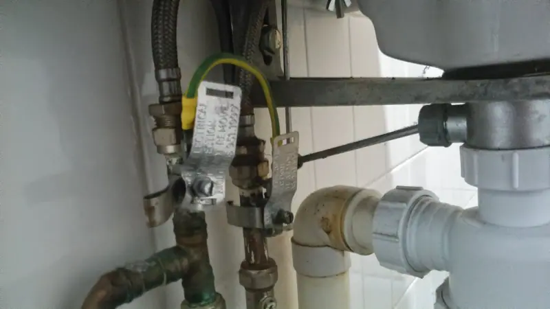 Plombier préparant les attentes sanitaires d'une salle d'eau
