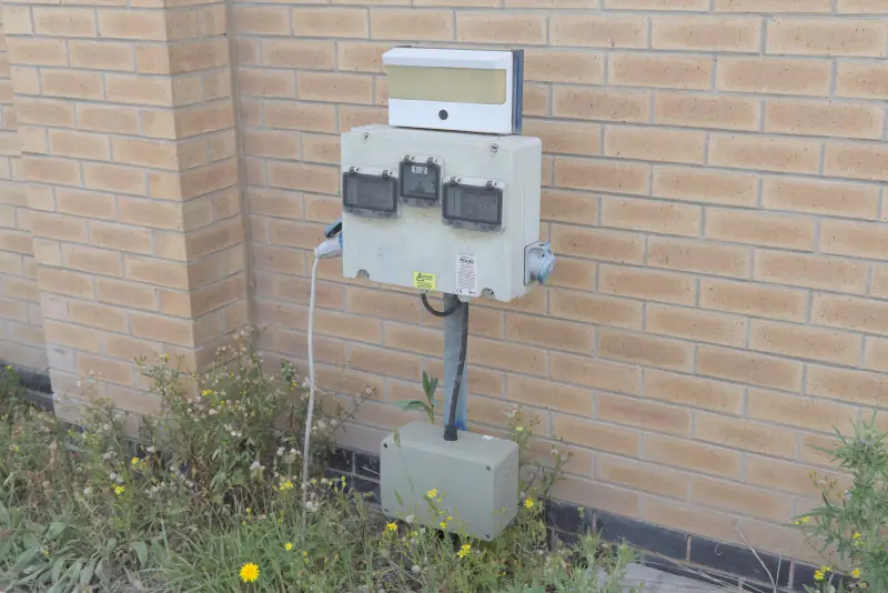 Raccordement électrique extérieur desservant un bâtiment collectif